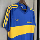Camisa retrô Boca Juniors 1981/82 Adidas masculina azul e amarela, inspirada em Maradona, disponível na Wazemix com qualidade e tradição.