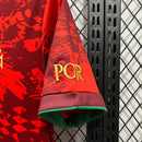 Camisa Portugal Edição A Seleção 2024/25 Torcedor Masculina vermelha com detalhes em verde e dourado, escudo bordado da Federação Portuguesa de Futebol, gola careca e tecido leve respirável ideal para torcer com estilo e conforto