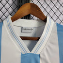 Camisa Argentina Home I 1993/94 Adidas Retrô Masculina – modelo clássico azul e branco com gola polo preta, escudo da AFA bordado e design usado na Copa do Mundo de 1994.
