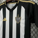 Kit Infantil Atlético Mineiro Home (1) 2025/26 Adidas – uniforme completo com camisa listrada preta e branca, shorts preto e meiões, ideal para jovens torcedores do Galo"