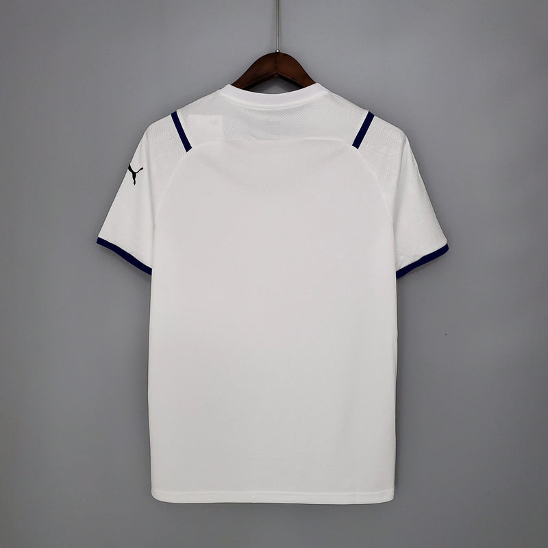 Camisa Itália Away II 2021/22 Puma Torcedor masculina, branca, com escudo da seleção italiana no peito e detalhes sutis da Puma, feita em tecido leve e respirável, modelo com caimento confortável, ideal para treinos, jogos e torcer com estilo.”