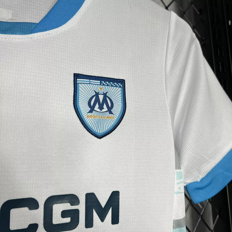 Kit Infantil Olympique de Marseille Home 2024/25 Puma – Camisa e shorts oficiais para crianças, uniforme branco com detalhes azuis e escudo do OM, tecido leve e confortável.