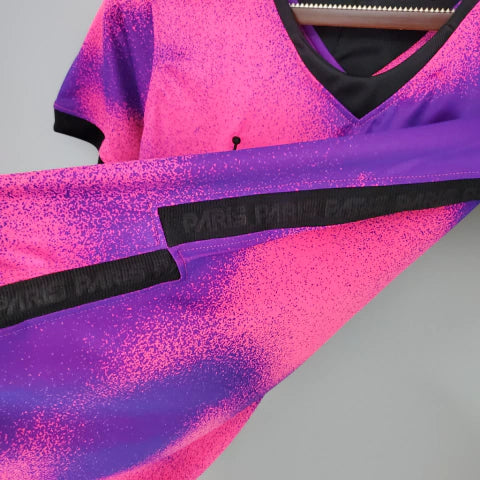 “Camisa PSG Fourth IV 2020/21 Jordan Torcedora Feminina Rosa, design moderno com detalhes pretos e logo Jumpman, estilo urbano e elegante do Paris Saint-Germain.”