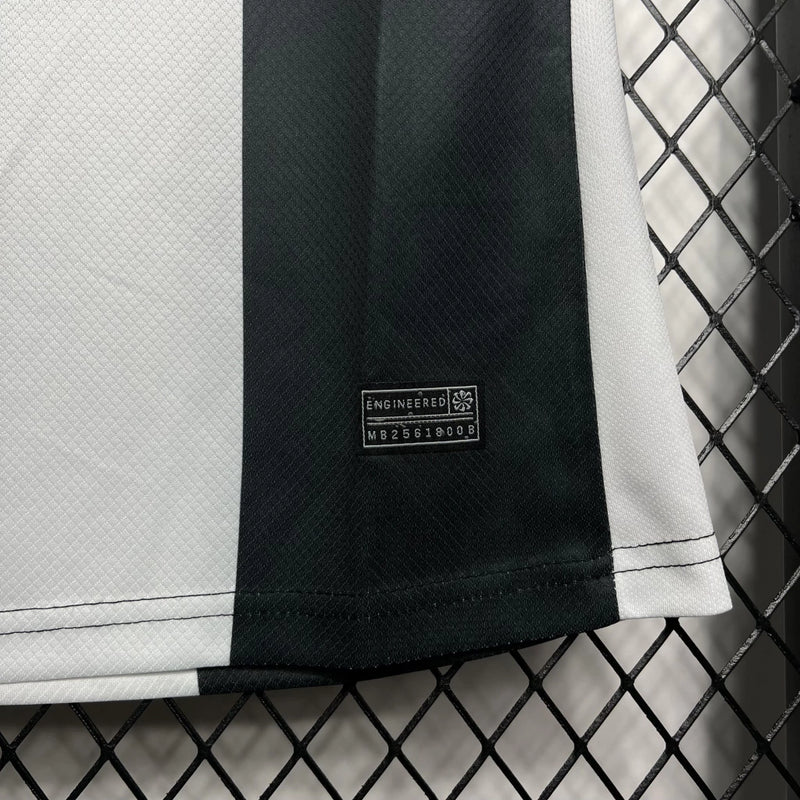 Camisa Corinthians third 2024/25 Nike feminina branca com detalhes pretos, modelo torcedora com escudo do Corinthians estampado no peito