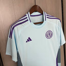Camisa Escócia Away II 2024/25 Adidas masculina na cor azul, com detalhes em branco, gola em V, mangas curtas e design moderno pensado para torcedores, representando o estilo e a tradição da seleção escocesa"