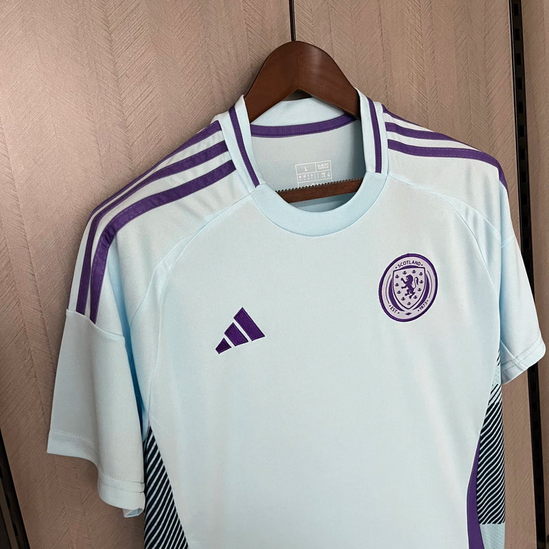 Camisa Escócia Away II 2024/25 Adidas masculina na cor azul, com detalhes em branco, gola em V, mangas curtas e design moderno pensado para torcedores, representando o estilo e a tradição da seleção escocesa"