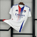 Camisa Olympique Lyon 2024/25 Adidas torcedor masculina branca, com detalhes em azul e vermelho, escudo bordado no peito e logo Adidas, modelo da temporada.