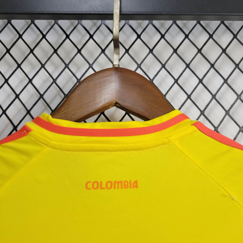 Kit Infantil Colômbia Home (1) 2024/25 Adidas oficial, camisa amarela com detalhes em azul e vermelho, escudo da FCF em destaque, shorts combinando, uniforme completo para crianças de 3 a 13 anos"