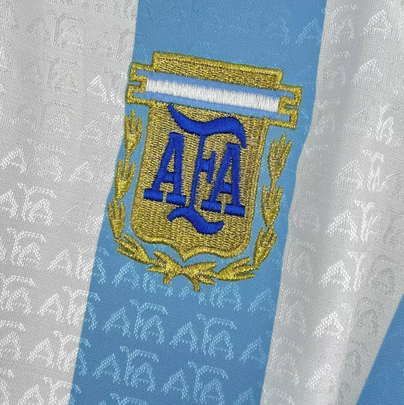 Camisa Argentina Home 1997/98 Adidas Retrô Masculina branca com listras azul-celeste, gola polo preta e escudo da AFA bordado, modelo histórico usado na preparação para a Copa do Mundo de 1998.