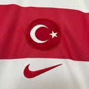 Camisa Turquia Home I 2024/25 Nike masculina branca com detalhes vermelhos, gola careca e tecido leve respirável para torcedores"