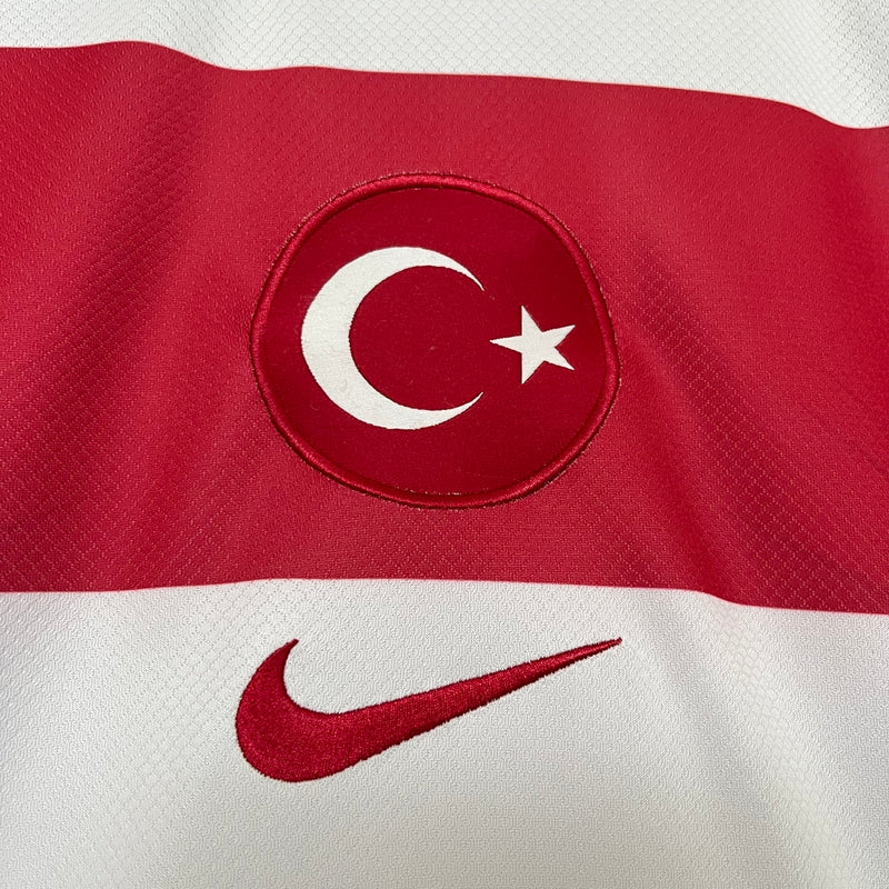 Camisa Turquia Home I 2024/25 Nike masculina branca com detalhes vermelhos, gola careca e tecido leve respirável para torcedores"