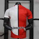 Texto alternativo para imagem:
"Camisa River Plate Third (3) 2024/25 Adidas Jogador Masculina preta com detalhes em cinza e vermelho, escudo aplicado em silicone 3D, logo Adidas e tecnologia HEAT.RDY, versão oficial usada pelos atletas em campo."

