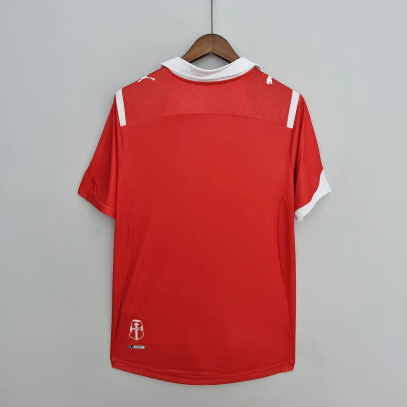 Camisa Retrô Universidad Católica Away II 2009/10 Puma Masculina vermelha, uniforme alternativo do futebol chileno com escudo da Católica no peito, estilo clássico retrô, ideal para colecionadores e torcedores.