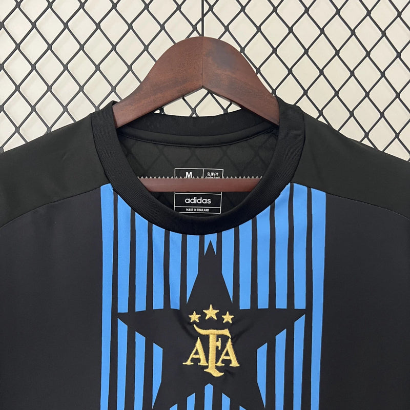 Camisa Argentina Pré-Jogo 2024/25 Adidas Torcedor Masculina azul celeste com detalhes brancos, tecido leve e respirável – ideal para treinos, pré-jogo e uso casual.