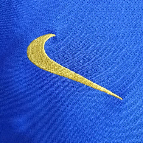Camisa Itália Home I 1996/97 Nike Retrô masculina, azul, com escudo da seleção italiana no peito e logo Nike, feita em tecido leve e confortável, modelo retrô com caimento solto e tradicional, ideal para colecionadores e fãs de futebol histórico.”