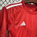 Kit Infantil Nottingham Forest Home I 2024/25 Adidas com camisa e short, tecido leve e respirável, ideal para pequenos torcedores do clube inglês com estilo e conforto.