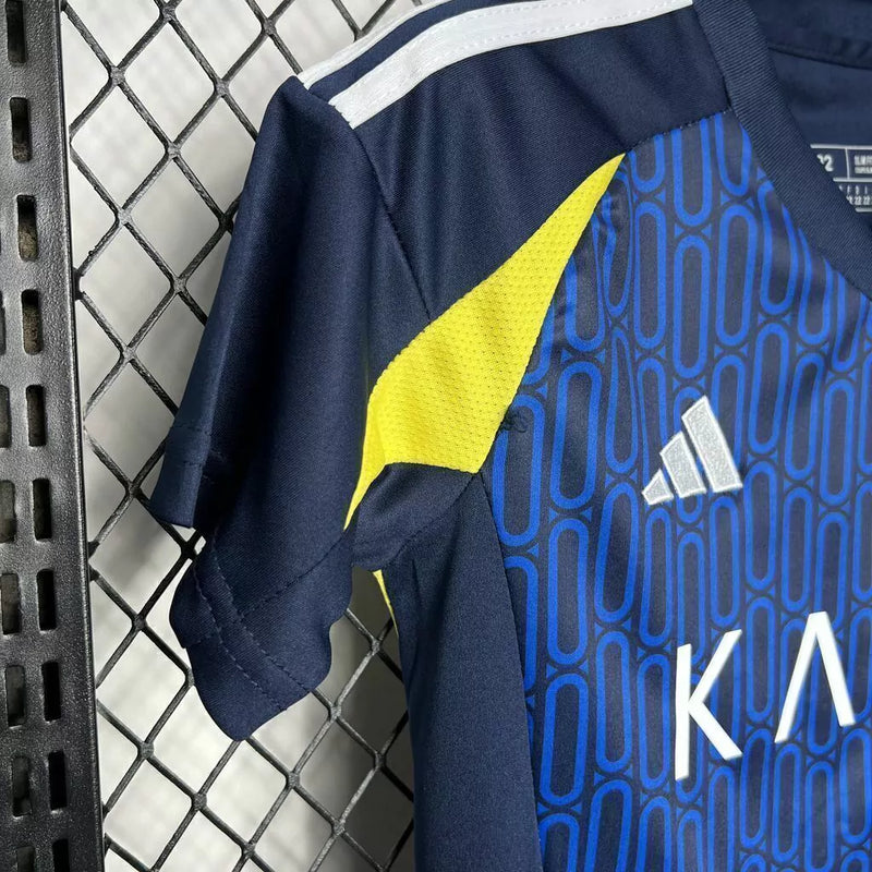 "Kit Infantil Al-Nassr Away II 2024/25 Adidas oficial, camisa azul com detalhes em amarelo, escudo do Al-Nassr em destaque, shorts combinando, uniforme completo para crianças de 3 a 13 anos"
