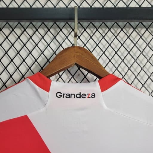 "Camisa River Plate Home (1) 2023/24 Adidas Torcedor Masculina branca com faixa diagonal vermelha, escudo do clube no peito e detalhes em preto"

