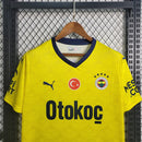 "Camisa Fenerbahçe Away II 2023/24 Puma masculina em amarelo vibrante com escudo bordado e detalhes em grafite, tecido leve e respirável dryCELL, ideal para torcer e jogar futebol com conforto e estilo."