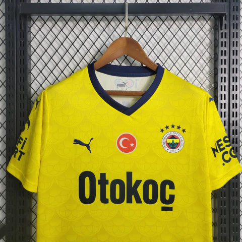 "Camisa Fenerbahçe Away II 2023/24 Puma masculina em amarelo vibrante com escudo bordado e detalhes em grafite, tecido leve e respirável dryCELL, ideal para torcer e jogar futebol com conforto e estilo."