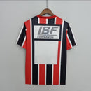 Camisa retrô masculina do São Paulo FC modelo Away II da temporada 1991/1992, fabricada pela Penalty, com design clássico dos anos 90, nas cores branca, vermelha e preta, escudo antigo do clube no peito e estilo vintage colecionável.