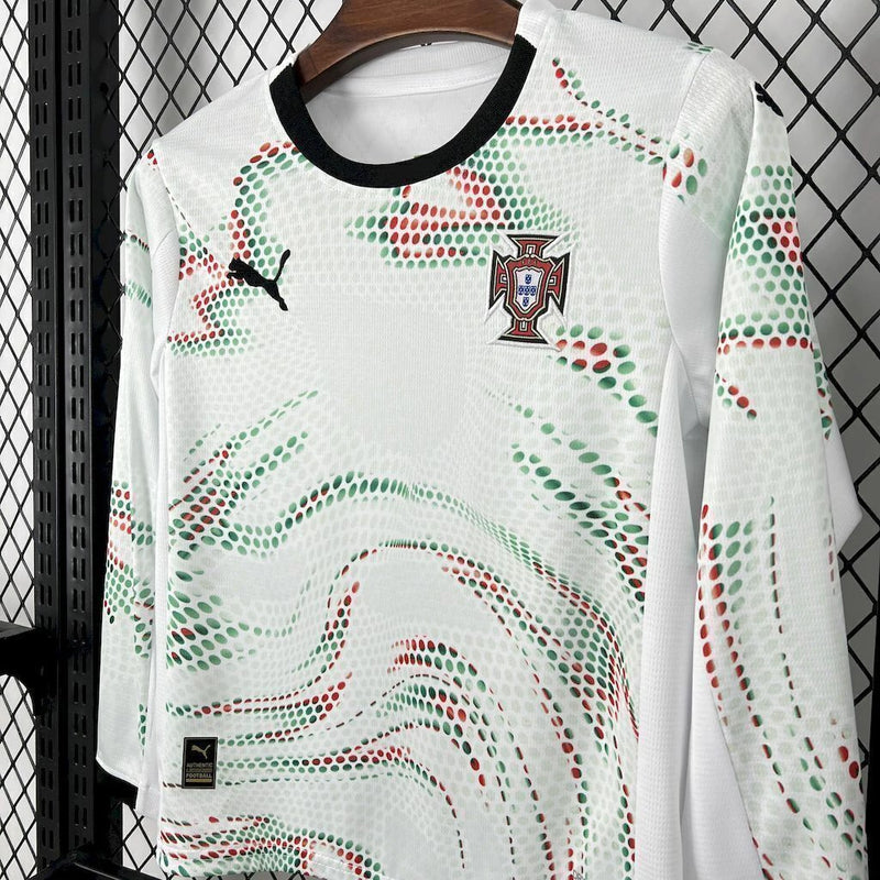 "Kit Infantil Portugal Away 2025/26 Puma Manga Longa – uniforme branco com detalhes verdes e vermelhos, modelo oficial para crianças de 3 a 13 anos.