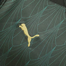 Camisa Áustria Away II 2020/21 Puma Torcedor Masculina, preta, com escudo da seleção austríaca e logo Puma em destaque, feita em tecido leve e respirável, modelo masculino com caimento confortável, ideal para jogos e uso casual.”