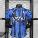 Camisa Al-Hilal Home I 2025/26 Puma Jogador Masculina azul, uniforme do clube saudita Al-Hilal, design moderno com tecnologia Puma DryCell, respirável e confortável, ideal para jogadores, torcedores e colecionadores de futebol asiático.