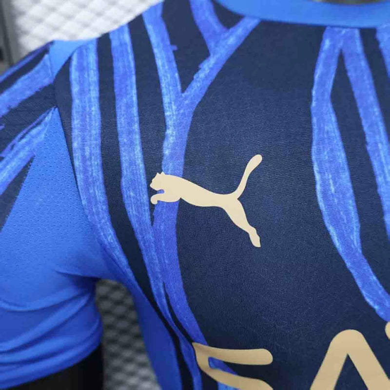 Camisa Al-Hilal Home I 2025/26 Puma Jogador Masculina azul, uniforme do clube saudita Al-Hilal, design moderno com tecnologia Puma DryCell, respirável e confortável, ideal para jogadores, torcedores e colecionadores de futebol asiático.
