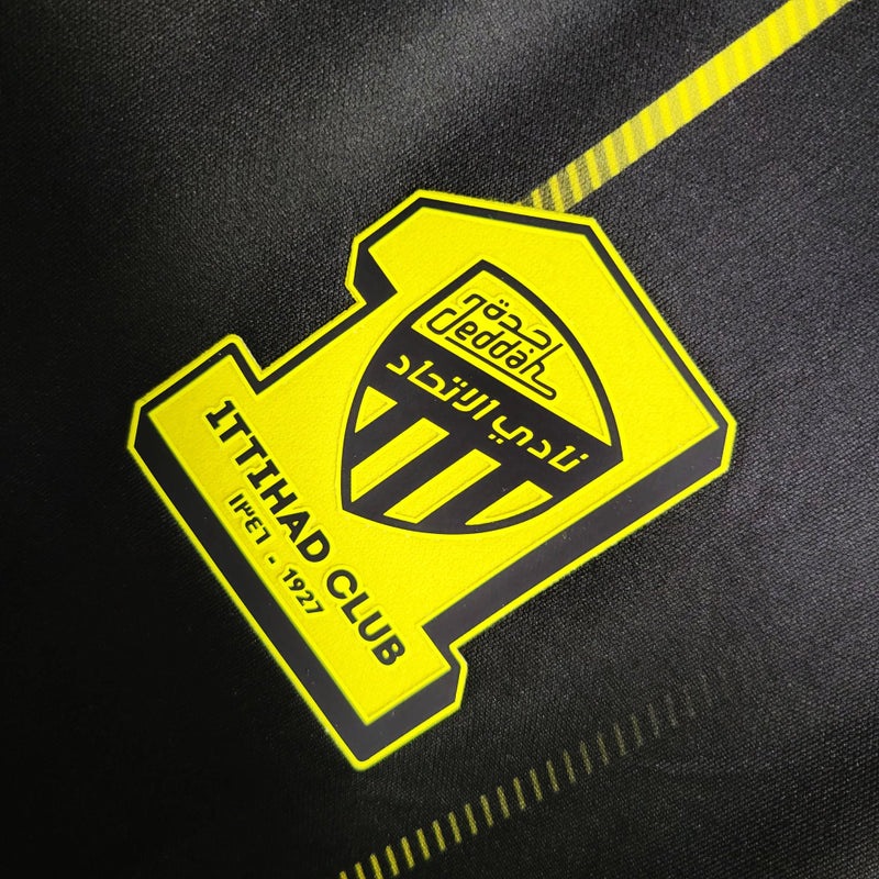Camisa Al-Ittihad Away II 2023/24 Nike Torcedor Masculina preta, uniforme oficial do clube saudita, design moderno com detalhes amarelos, escudo em destaque e tecnologia Nike Dri-FIT para conforto e performance.