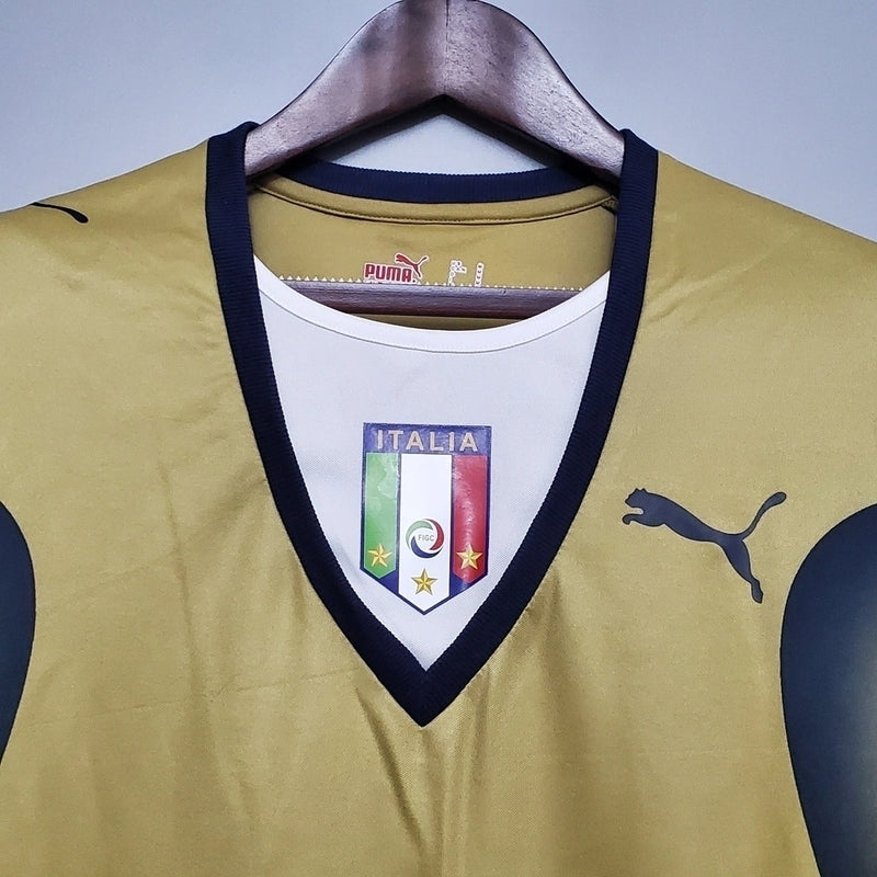 Camisa Itália Goleiro 2006/07 Puma Retrô masculina, dourada, com escudo da seleção italiana no peito e detalhes clássicos da temporada 2006/07, feita em tecido leve e confortável, ideal para colecionadores, fãs de futebol histórico e uso casual.”
