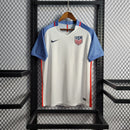 Camisa Estados Unidos Home I 2016/17 Nike Retrô Masculina branca, uniforme retrô da seleção EUA, escudo bordado no peito, detalhes em azul e vermelho, tecido leve e respirável."
camisa Estados Unidos 2016/17 retrô
camisa USA masculina retrô
camisa seleção EUA Nike
uniforme retrô de futebol EUA