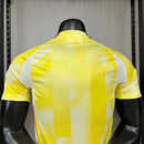 Camisa Juventus Away II 2024/25 Adidas Jogador Masculina amarela, escudo da Juventus no peito, design moderno com tecnologia AEROREADY e corte ajustado ao corpo.