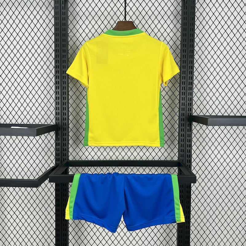 Kit Infantil Brasil Home 2025/26 Nike, camisa amarela com detalhes em azul e verde, shorts e meias combinando, uniforme oficial para crianças de 3 a 13 anos torcedoras da Seleção Brasileira."