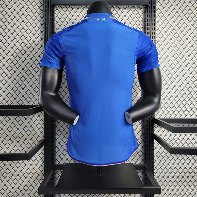 Camisa Itália Home I 2023/24 Adidas Jogador masculina, azul, com escudo da seleção italiana no peito e três listras Adidas nos ombros, feita em tecido leve e respirável, modelo com ajuste jogador para caimento próximo ao corpo, ideal para torcer com estilo e desempenho.”