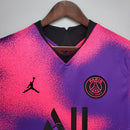 Camisa PSG Fourth IV 2020/21 Jordan Torcedor Masculina Rosa e Roxo, uniforme moderno do Paris Saint-Germain, design vibrante, conforto e estilo para torcedores apaixonados.”