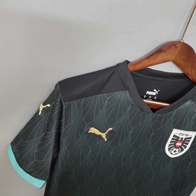 Camisa Áustria Away II 2020/21 Puma Torcedor Masculina, preta, com escudo da seleção austríaca e logo Puma em destaque, feita em tecido leve e respirável, modelo masculino com caimento confortável, ideal para jogos e uso casual.”