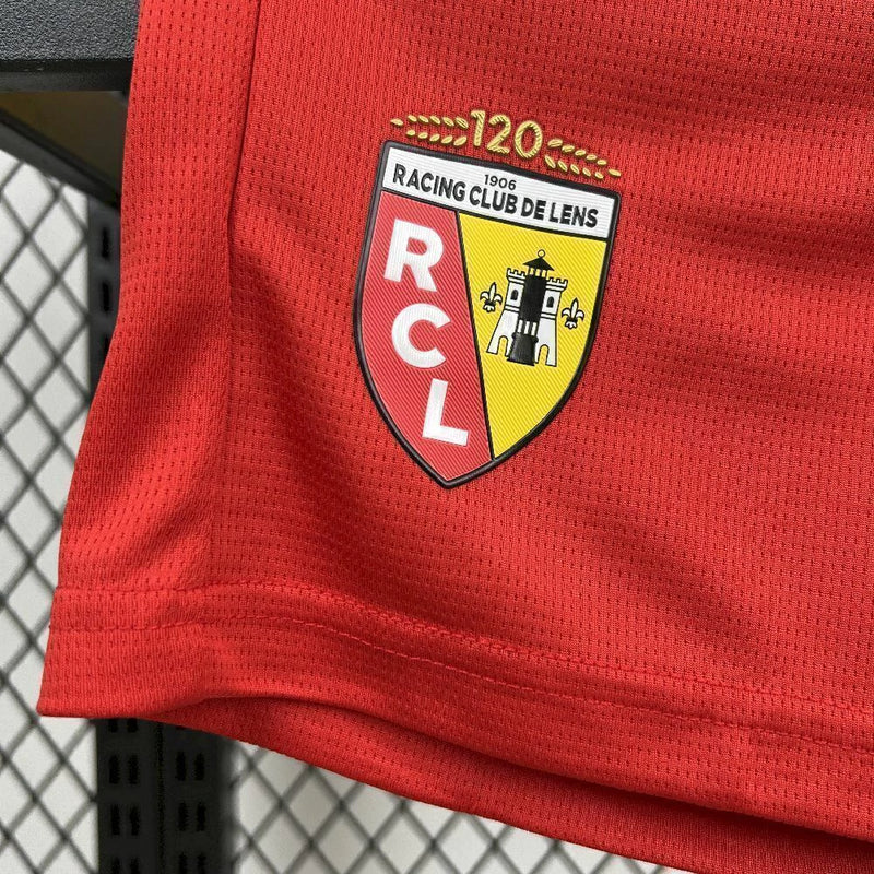 Kit Infantil RC Lens Home I 2025/26 Puma, camisa e shorts oficiais em vermelho e amarelo, disponível para crianças de 3-4 a 12-13 anos, confortável e ideal para pequenos torcedores."