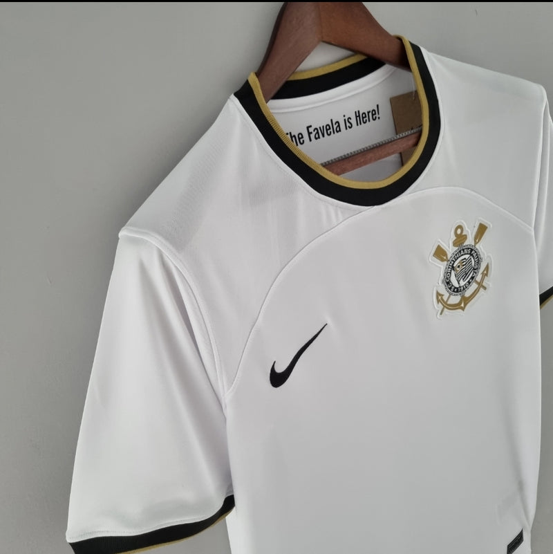 Camisa Corinthians Home I 2022/23 Nike torcedor masculina branca com detalhes pretos, escudo do clube no peito e logotipo da Nike, modelo para torcedores"