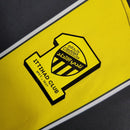 Camisa Al-Ittihad Home (1) 2023/24 Nike Torcedor Masculina com design listrado em preto e amarelo, escudo oficial estampado e tecido leve com tecnologia Dri-FIT para alta respirabilidade e conforto.
