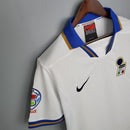 Camisa Itália Away II 1996/97 Nike Retrô masculina, branca, com escudo da seleção italiana no peito e logo Nike, feita em tecido leve e confortável, modelo retrô com caimento solto e tradicional, ideal para colecionadores e fãs de futebol histórico.”