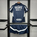 Kit Infantil Rayados de Monterrey 2024/25 Puma oficial, camisa listrada azul e branca com escudo do clube em destaque, shorts combinando, uniforme completo para crianças de 3 a 13 anos"