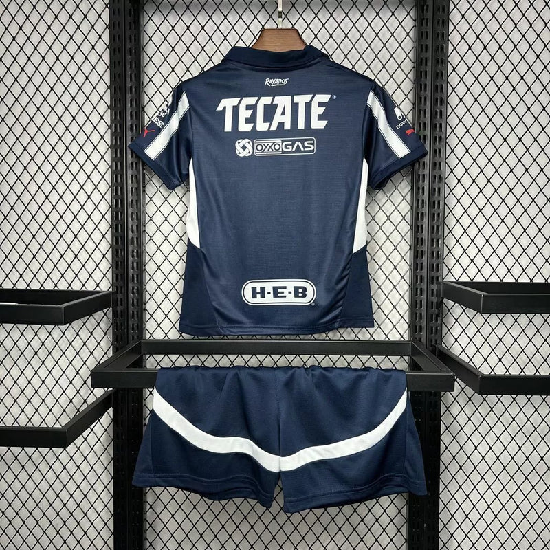 Kit Infantil Rayados de Monterrey 2024/25 Puma oficial, camisa listrada azul e branca com escudo do clube em destaque, shorts combinando, uniforme completo para crianças de 3 a 13 anos"