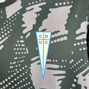 Camisa Universidad Católica Goleiro 2025/26 Puma Torcedor Masculina na cor preta, uniforme de goleiro moderno e imponente, com escudo da Universidad Católica e design Puma para colecionadores e torcedores."