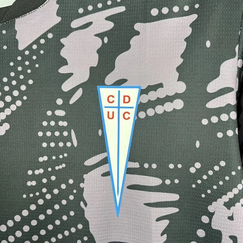Camisa Universidad Católica Goleiro 2025/26 Puma Torcedor Masculina na cor preta, uniforme de goleiro moderno e imponente, com escudo da Universidad Católica e design Puma para colecionadores e torcedores."