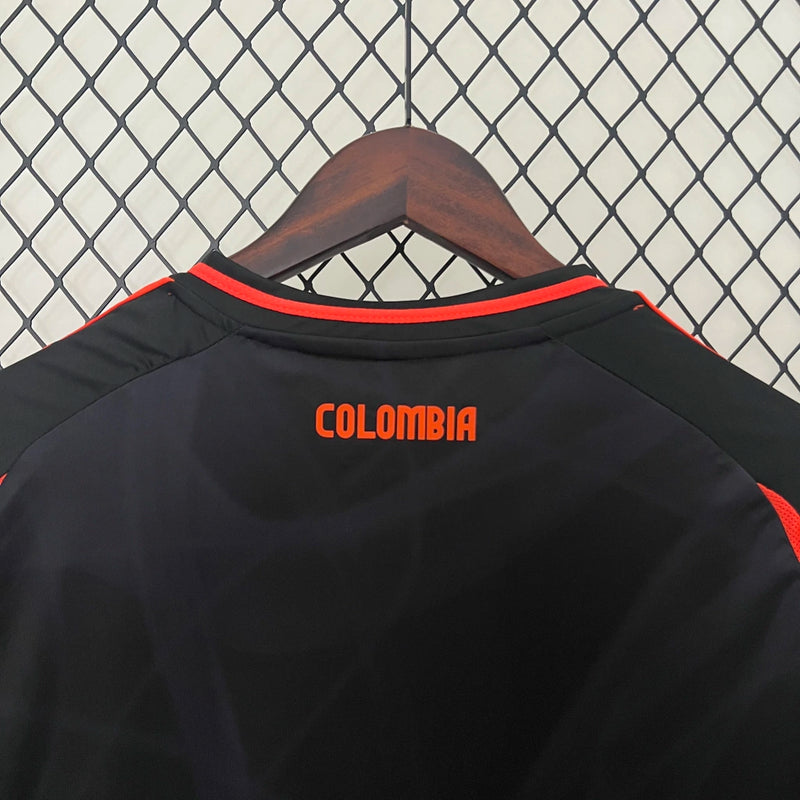 Camisa Colômbia Away II 2024/25 Adidas masculina, azul escura com detalhes em amarelo e vermelho, escudo da seleção colombiana em destaque, tecido leve e respirável, ideal para treinos, jogos e torcer pelo time.”