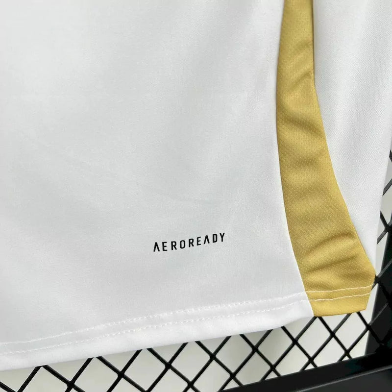 Kit Infantil Al-Nassr Third III 2024/25 Adidas – uniforme com camisa e short inspirados em Cristiano Ronaldo, design moderno, tecido leve e confortável para crianças torcedoras do clube saudita."