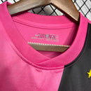 Camisa Juventus Away II 2011/12 Nike Retrô Masculina rosa, escudo da Juventus bordado no peito, gola redonda clássica e detalhes em preto e branco.