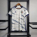 Camisa Itália Away II 2023/24 Adidas Torcedor masculina, off white, com escudo da seleção italiana no peito e três listras Adidas nos ombros, feita em tecido leve e respirável, modelo com caimento torcedor mais solto e confortável, ideal para torcer com estilo e autenticidade.”
