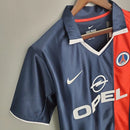 Camisa PSG Home I 2001/02 Nike Retrô Masculina Azul, uniforme clássico do Paris Saint-Germain com faixa vermelha central e design histórico, ideal para torcedores e colecionadores.”